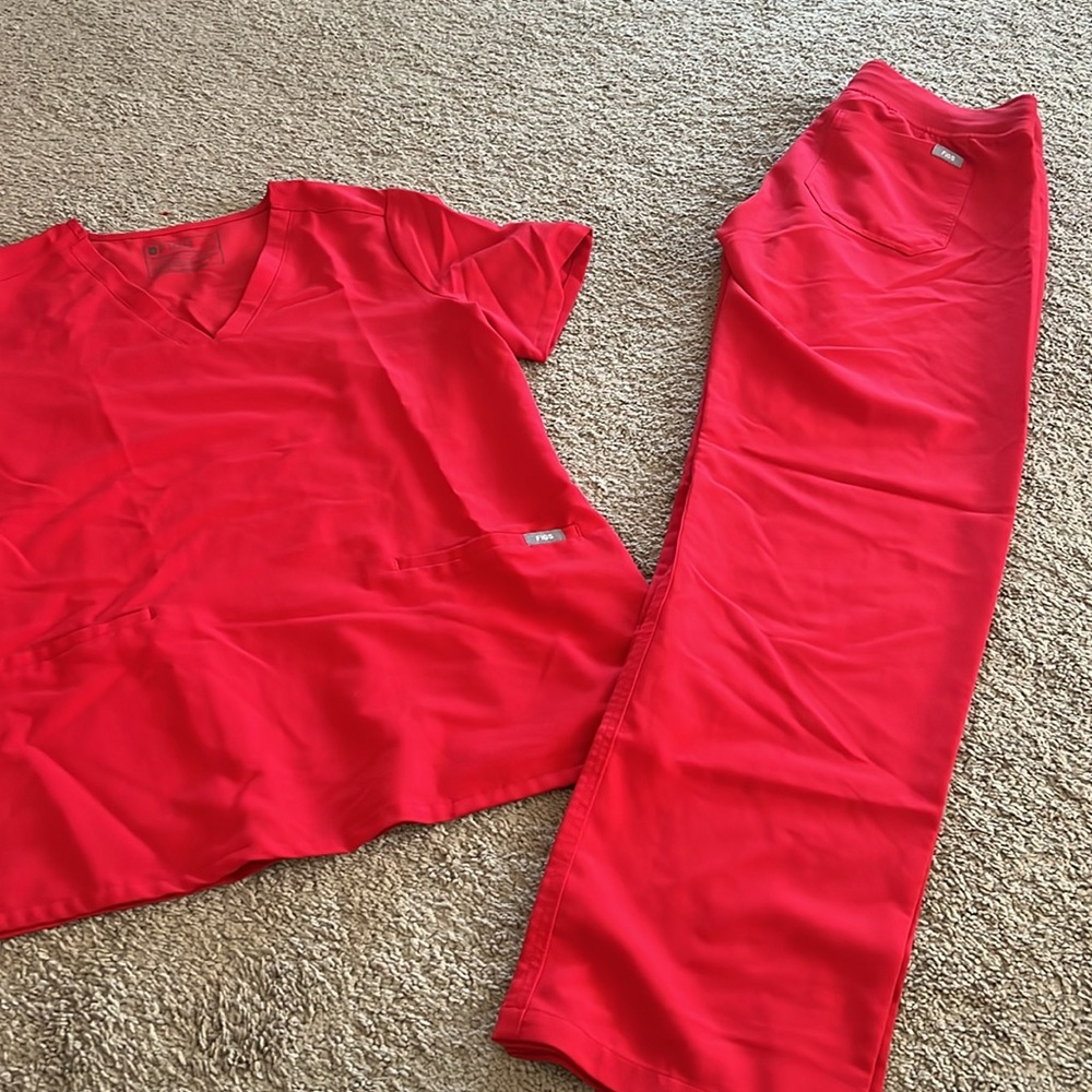 Figs scrubs PoP red, like brand new